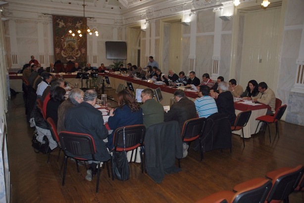 Imagem panor&acirc;mica do plen�rio, reunido a 28 de Dezembro de 2011, ao fundo a mesa da AME.