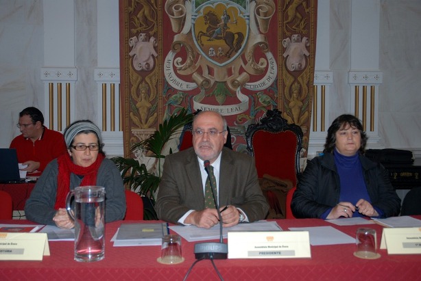Constitui��o da Mesa da AME, a 20 de Janeiro de 2012, ao centro o Sr. Presidente, Lu�s Capoulas Santos, � sua direita e � sua esquerda a Sra. 2� Secret�ria, Am�lia Oliveira, e Sra. 1� Secret�ria, Helena Costa, respectivamente.