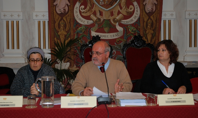 Constitui��o da Mesa da AME, a 27 de Abril de 2012, ao centro o Sr. Presidente, Lu�s Capoulas Santos, � sua direita e � sua esquerda a Sra. 2� Secret�ria, Am�lia Oliveira, e Sra. 1� Secret�ria, Helena Costa, respectivamente.