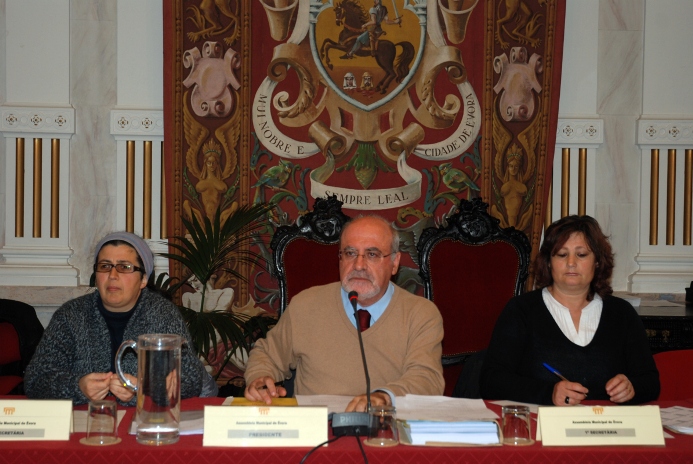 Constitui��o da Mesa da AME, a 04 de Maio de 2012, ao centro o Sr. Presidente, Lu�s Capoulas Santos, � sua direita e � sua esquerda a Sra. 2� Secret�ria, Am�lia Oliveira, e Sra. 1� Secret�ria, Helena Costa, respectivamente.