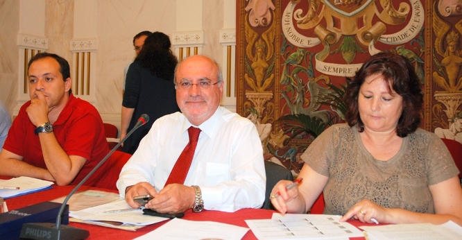 Constituição da Mesa da AME, a 28 de Junho de 2012, ao centro o Sr. Presidente, Luís Capoulas Santos, à sua direita e à sua esquerda em substituição da Sra. 2ª Secretária, Bruno Martins, e Sra. 1ª Secretária, Helena Costa, respectivamente.
