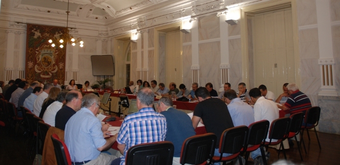 Imagem panorâmica do plenário, reunido a 27 de Julho de 2012, ao fundo a mesa da AME