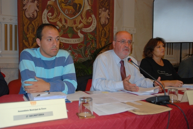 Constituição da Mesa da AME, a 28 de Setembro de 2012, ao centro o Sr. Presidente, Luís Capoulas Santos, à sua direita e à sua esquerda em substituição da Sra. 2ª Secretária, Bruno Martins, e Sra. 1ª Secretária, Helena Costa, respectivamente.