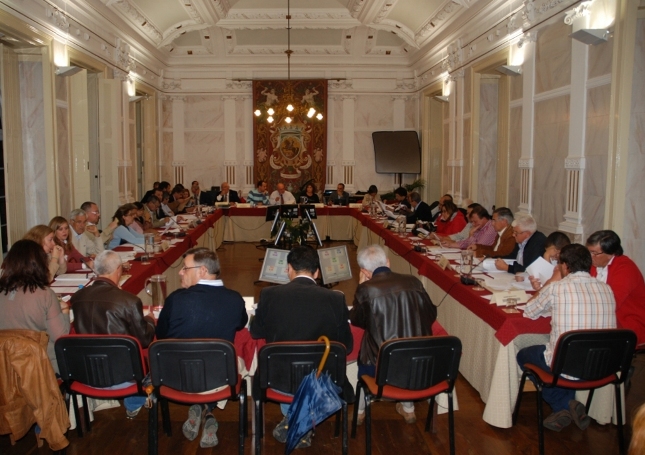 Imagem panorâmica do plenário, reunido a 16 de Outubro de 2012, ao fundo a mesa da AME.