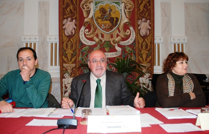 Constituição da Mesa da AME, a 28 de dezembro de 2012, ao centro o Sr. Presidente, Luís Capoulas Santos, à sua direita e à sua esquerda em substituição da Sra. 2ª Secretária, Bruno Martins, e Sra. 1ª Secretária, Helena Costa, respetivamente.