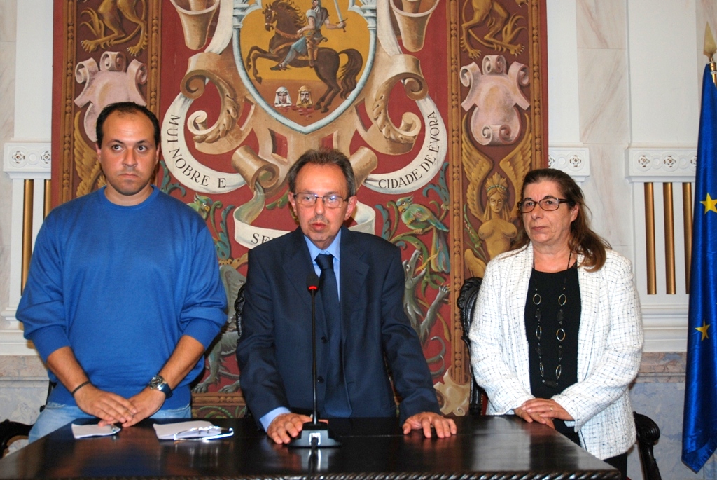 Nova constituio da Mesa da AME tomou posse a 18 de outubro de 2013, ao centro o Sr. Presidente, Antnio Jara,  sua direita e  sua esquerda o Sr. 2 Secretrio, Bruno Martins, e Sra. 1 Secretria, Filomena Arajo, respectivamente.