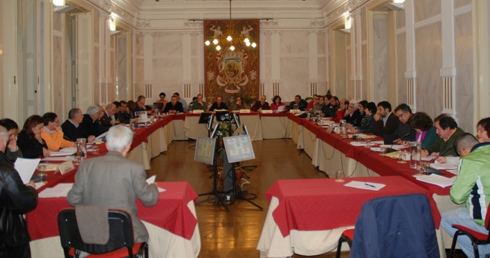 Imagem panorâmica do plenrio, reunido a 28 de Fevereiro de 2014, ao fundo a mesa da AME.