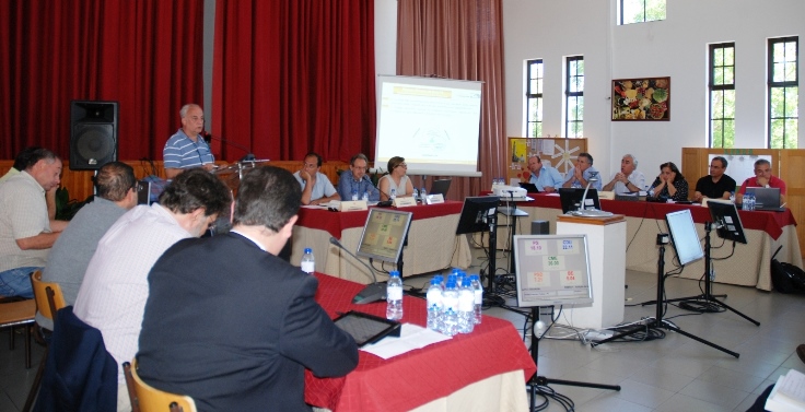 Imagem panormica da constituio da Mesa da AME.  sua esquerda: a Mesa da CME;  sua direita os seus convidados, representantes de diversas instituies.