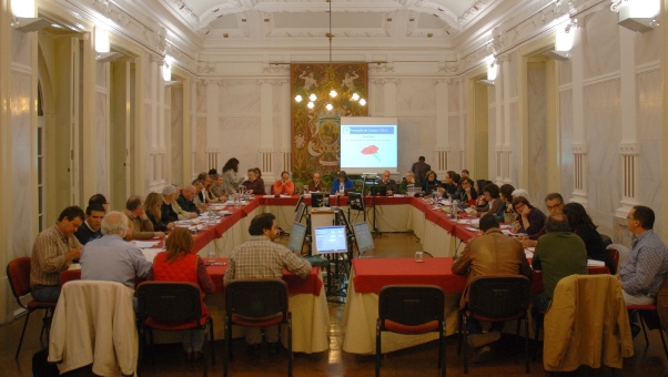 Imagem panorâmica do plenrio, reunido a 05 de maio de 2015 (continuao da sessod e 30 de abril), ao fundo a mesa da AME.