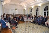 Constituio da sala da tomada de posse.  direita os eleitos da Cmara e  esquerda os eleitos da AME. Pblico que assiste, no fundo da sala.
