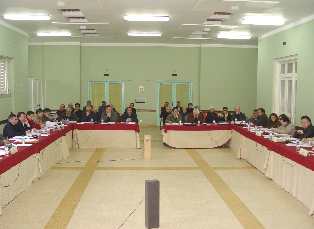 Imagem panor�mica do plen�rio, reunido a 27 de Setembro de 2008, no fundo da sala, mun�cipes que assistiram � sess�o.