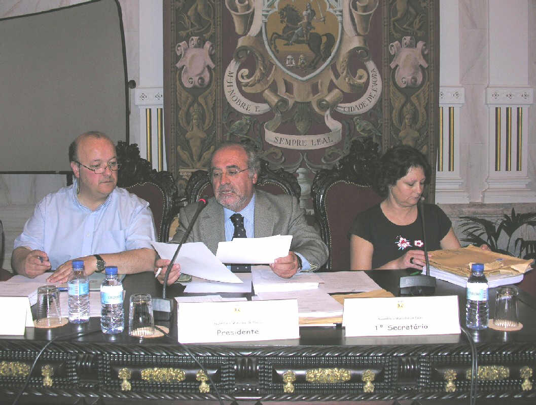 Constituição da Mesa da AME, a 28 de Abril de 2006, ao centro o Sr. Presidente, Luís Capoulas Santos, à sua direita e à sua esquerda o Sr. 2º Secretário, João Lázaro, e Sra. 1ª Secretária, Helena Costa, respectivamente.