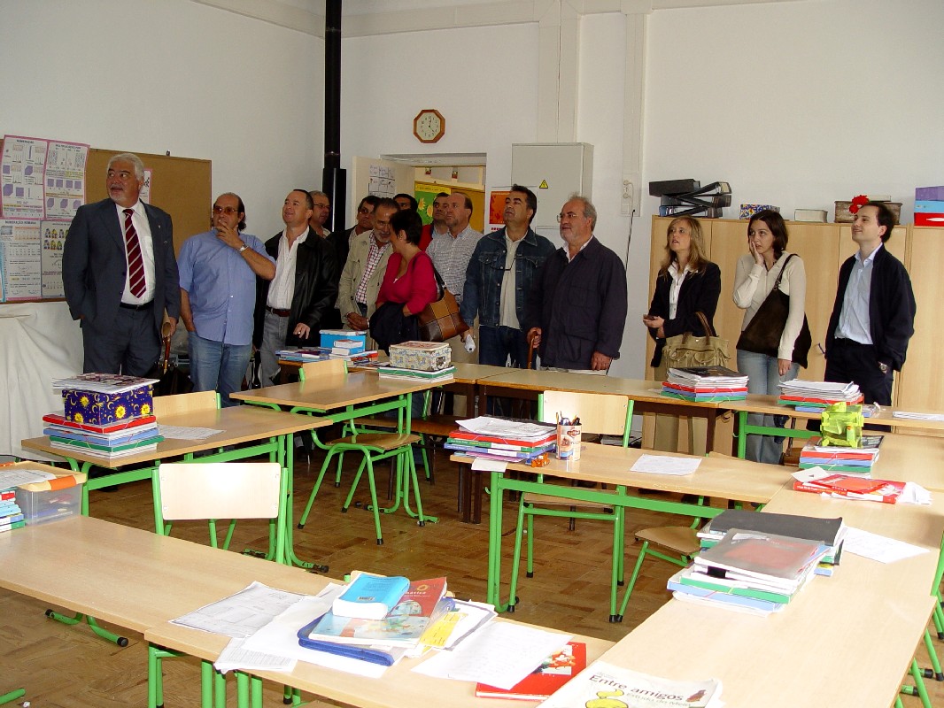 Foto dos Membros da AME, bem como da CME, na visita à escola primária, na Freguesia de Nª Sª da Graça do Divor.