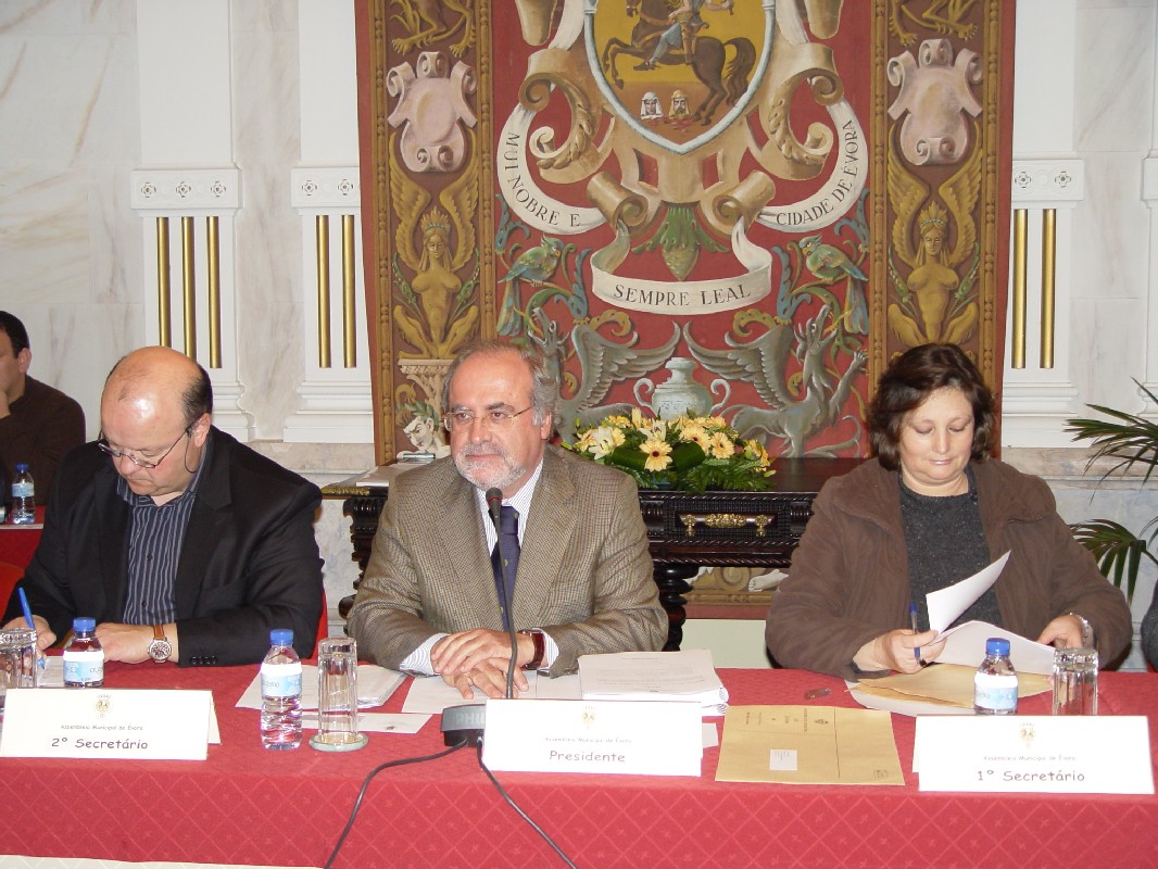 Constitui��o da Mesa da AME, a 2 de Fevereiro de 2007, ao centro o Sr. Presidente, Lu�s Capoulas Santos, � sua direita e � sua esquerda o Sr. 2� Secret�rio, Jo�o L�zaro, e Sra. 1� Secret�ria, Helena Costa, respectivamente.