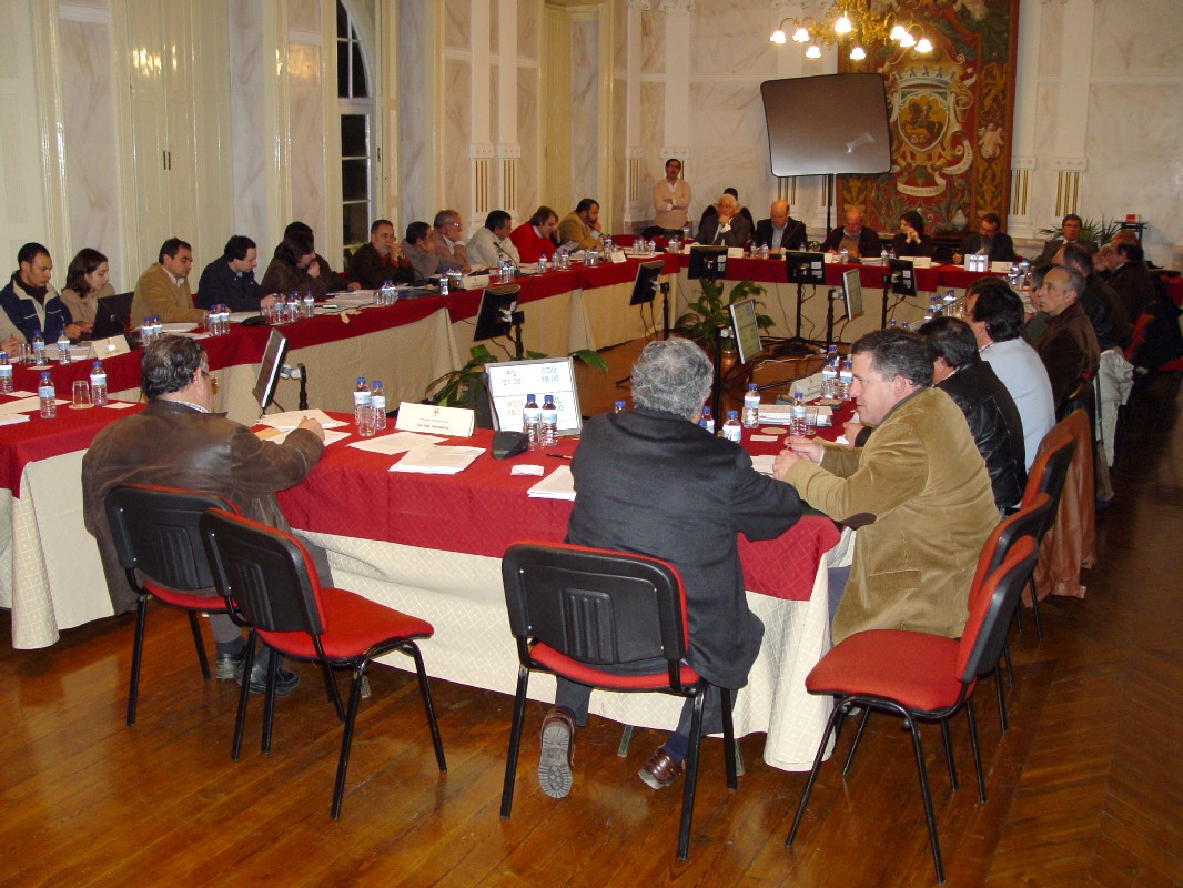 Imagem panor�mica do plen�rio, reunido a 23 de Fevereiro de 2007, no fundo da sala a Mesa da AME.