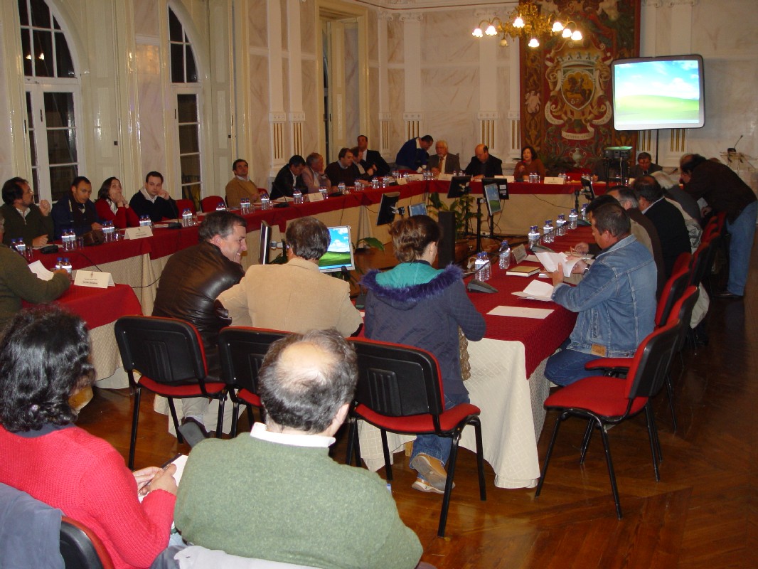 Imagem panor�mica do plen�rio, reunido a 13 de Abril de 2007, no fundo da sala a Mesa da AME.
