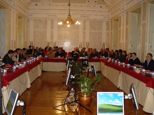 Imagem panor�mica do plen�rio, reunido a 13 de Abril de 2007, no fundo da sala os convidados da AME, bem como Mun�cipes que assistiram a sess�o da AME.