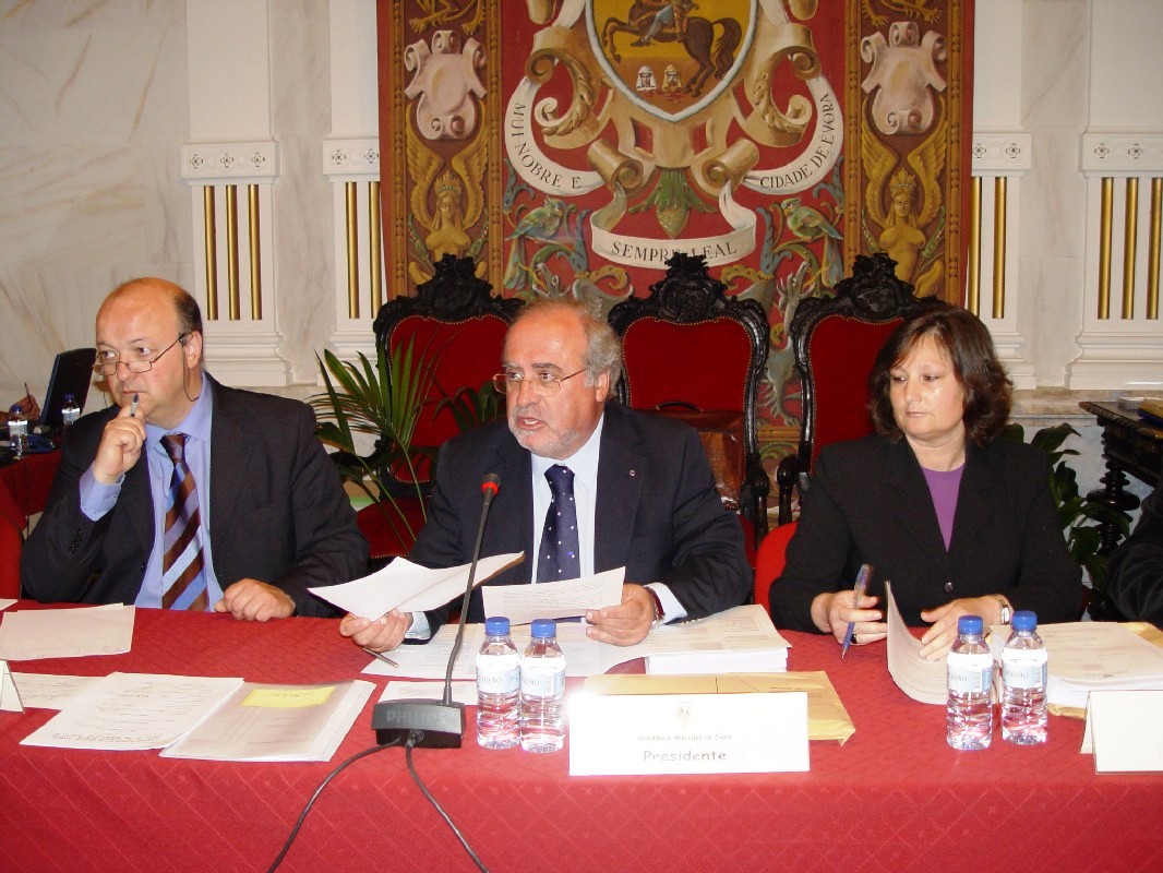 Constitui��o da Mesa da AME, a 27 de Abril de 2007, ao centro o Sr. Presidente, Lu�s Capoulas Santos, � sua direita e � sua esquerda o Sr. 2� Secret�rio, Jo�o L�zaro, e Sra. 1� Secret�ria, Helena Costa, respectivamente.