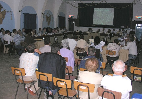 Imagem panor�mica do plen�rio, reunido na Casa do Povo dos Canaviais a 29 de Setembro de 2007, no fundo da sala a Mesa da AME.