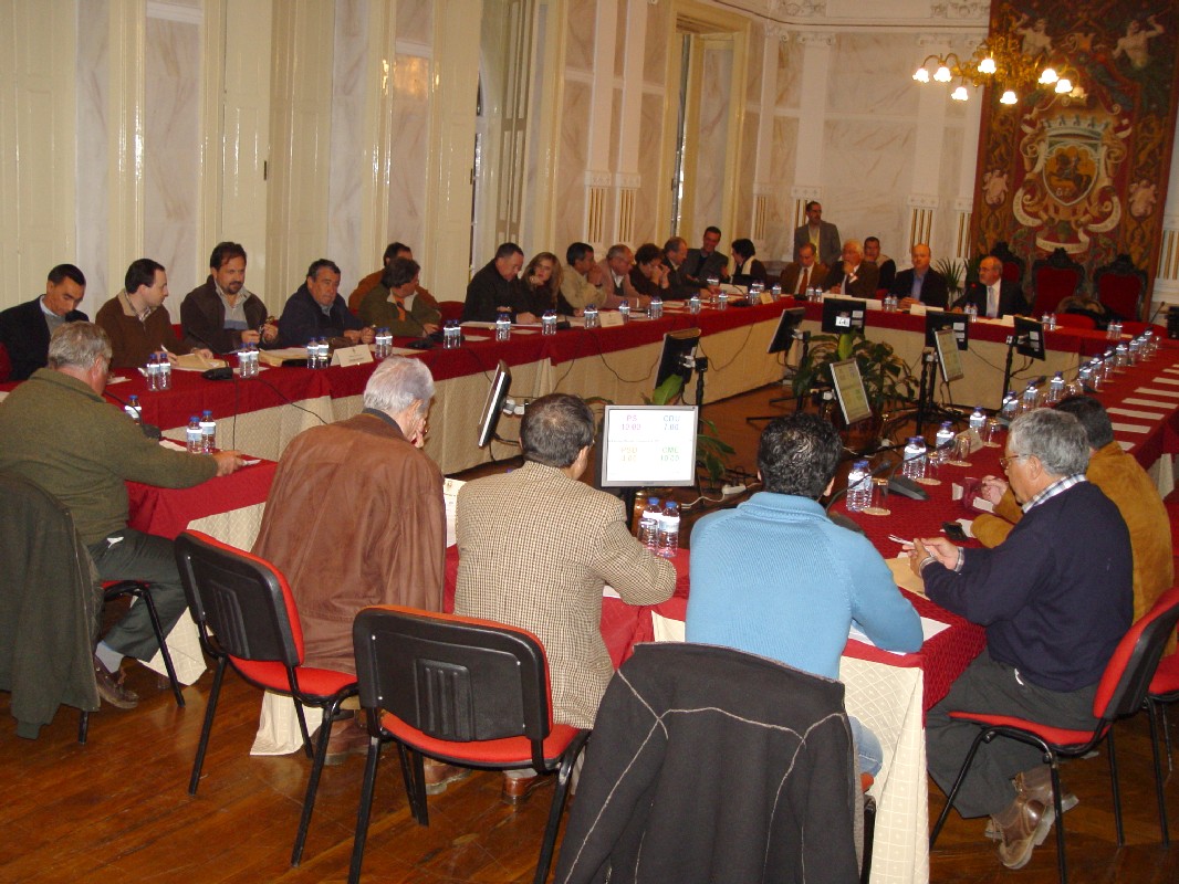 Imagem panor�mica do plen�rio, reunido a 30 de Novembro de 2007, no fundo da sala a Mesa da AME.