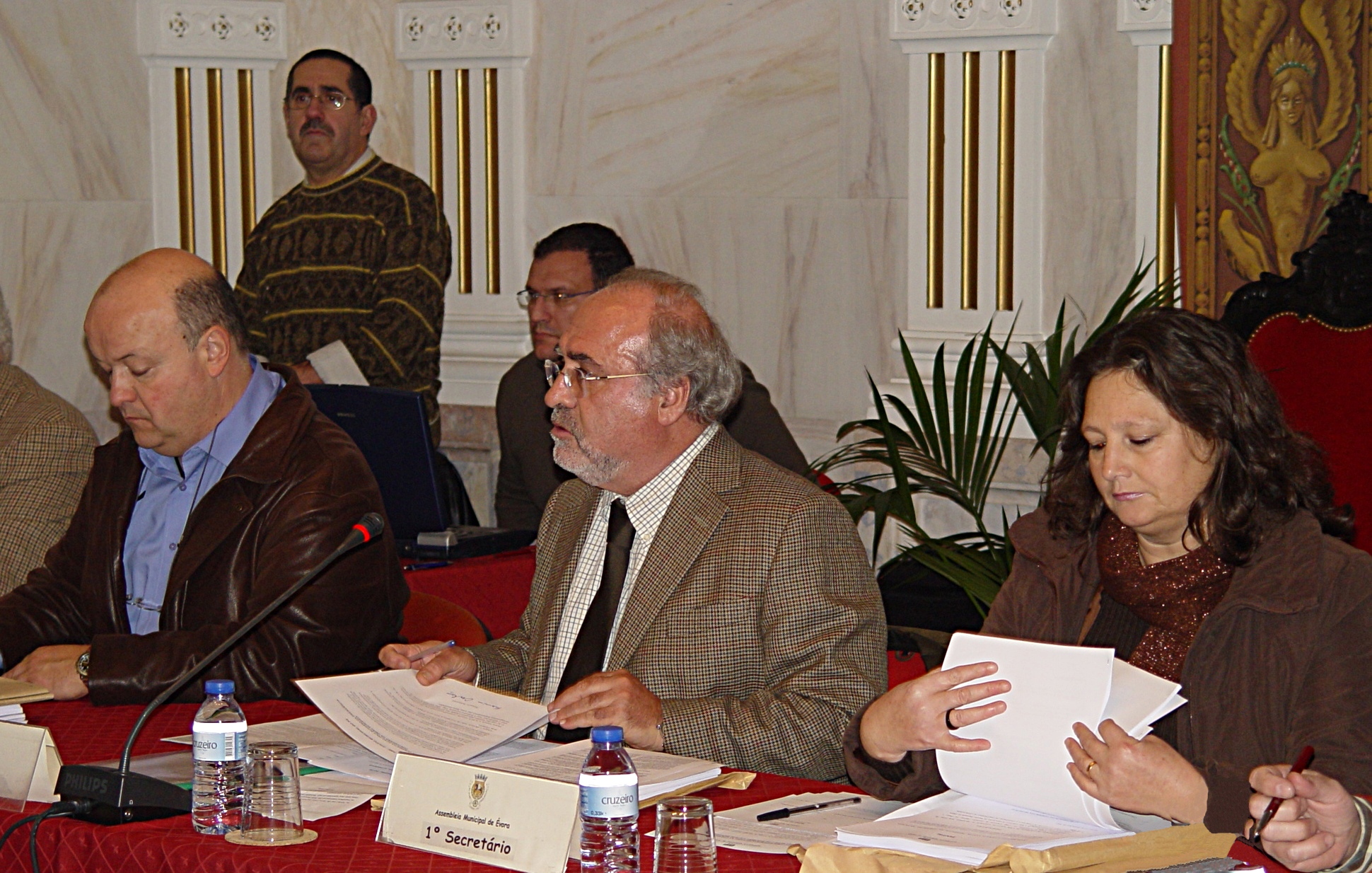 Constitui��o da Mesa da AME, a 28 de Dezembro de 2007, ao centro o Sr. Presidente, Lu�s Capoulas Santos, � sua direita e � sua esquerda o Sr. 2� Secret�rio, Jo�o L�zaro, e Sra. 1� Secret�ria, Helena Costa, respectivamente.