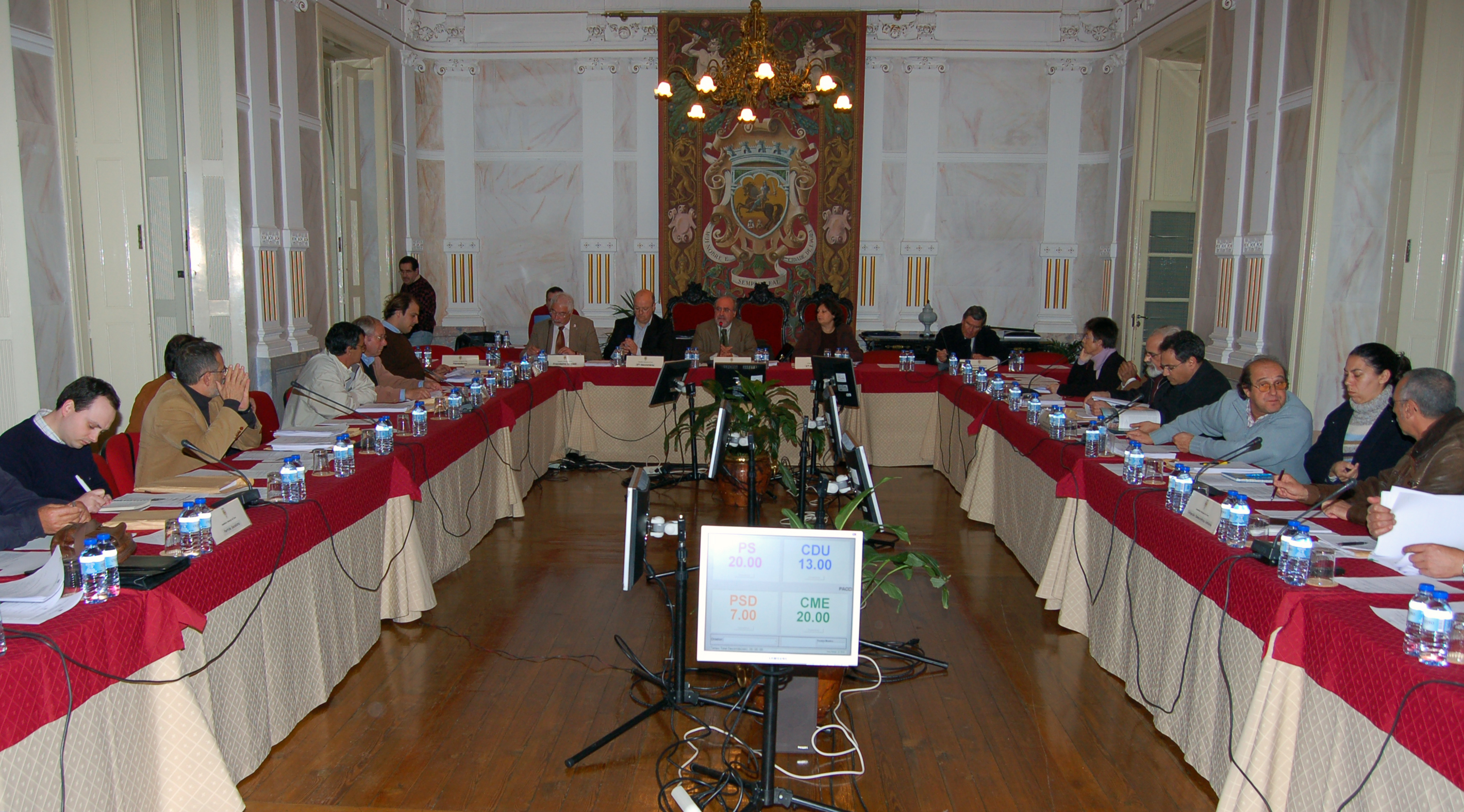 Imagem panor�mica do plen�rio, reunido a 22 de Fevereiro de 2008, no fundo da sala a Mesa da AME.