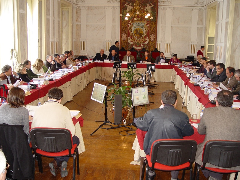 Imagem panor�mica do plen�rio, reunido a 19 de Abril de 2008, no fundo da sala a Mesa da AME.