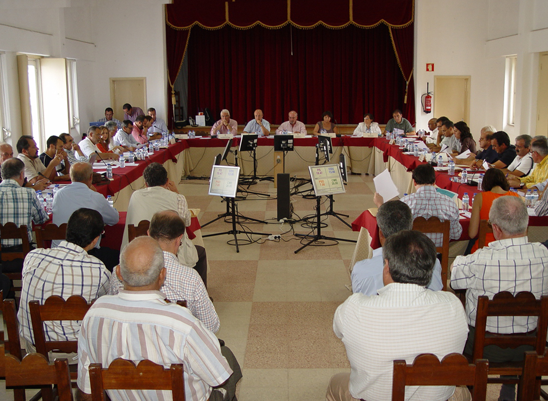 Imagem panor�mica do plen�rio, reunido a 27 de Setembro de 2008, no fundo da sala a Mesa da AME.