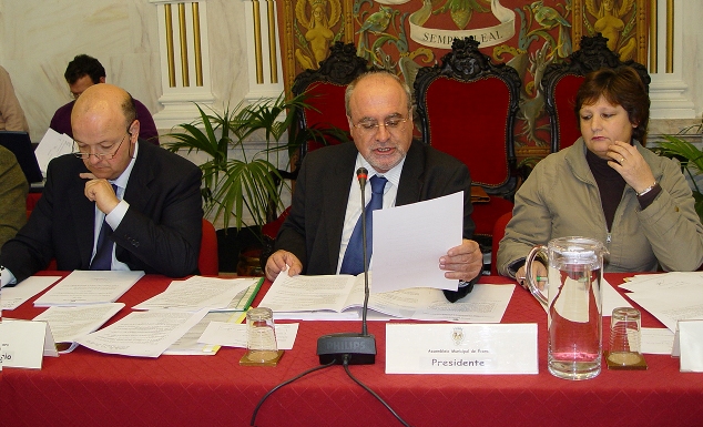 Constituição da Mesa da AME, a 20 de Fevereiro de 2009, ao centro o Sr. Presidente, Luís Capoulas Santos, à sua direita e à sua esquerda o Sr. 2º Secretário, João Lázaro, e Sra. 1ª Secretária, Helena Costa, respectivamente.