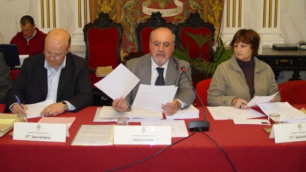 Constituição da Mesa da AME, a 17 de Abril de 2009, ao centro o Sr. Presidente, Luís Capoulas Santos, à sua direita e à sua esquerda o Sr. 2º Secretário, João Lázaro, e Sra. 1ª Secretária, Helena Costa, respectivamente.