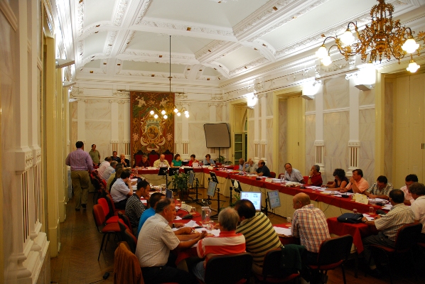 Imagem panorâmica do plenário, reunido a 26 de Junho de 2009, no fundo da sala a Mesa da AME.