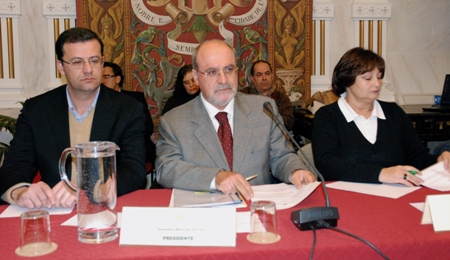Constituição da Mesa da AME, a 29 de Janeiro de 2010, ao centro o Sr. Presidente, Luís Capoulas Santos, à sua direita e à sua esquerda, em substituição da 2ª Secretária, o Sr. José Policarpo e Sra. 1ª Secretária, Helena Costa, respectivamente.