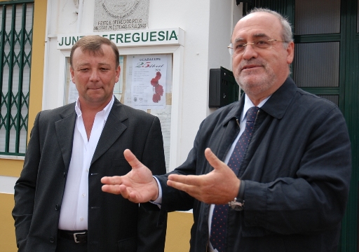 O Sr. Presidente da AME e o Sr. Presidente de Junta de Freguesia de Guadalupe recebem os Membros da AME na sede da Junta de Freguesia.