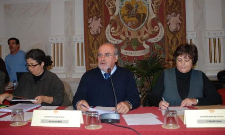 Constituição da Mesa da AME, a 26 de Novembro de 2010, ao centro o Sr. Presidente, Luís Capoulas Santos, à sua direita e à sua esquerda a Sra. 2ª Secretária, Amália Oliveira, e Sra. 1ª Secretária, Helena Costa, respectivamente.