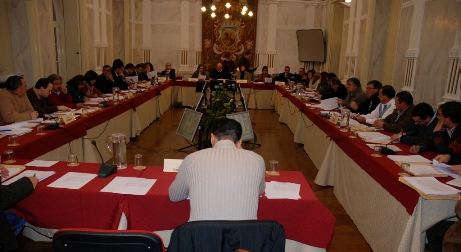Imagem panorâmica do plenário, no fundo da sala a Mesa da AME.