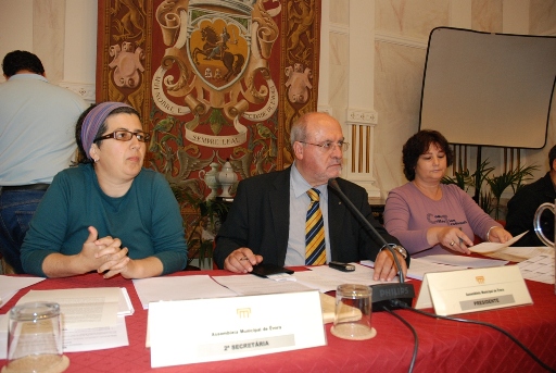 Constitui��o da Mesa da AME, a 29 de Abril de 2011, ao centro o Sr. Presidente, Lu�s Capoulas Santos, � sua direita e � sua esquerda a Sra. 2� Secret�ria, Am�lia Oliveira, e Sra. 1� Secret�ria, Helena Costa, respectivamente.