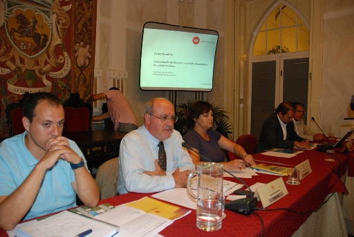 Constitui��o da Mesa da AME, a 15 de Julho de 2011, ao centro o Sr. Presidente, Lu�s Capoulas Santos, � sua direita e � sua esquerda o Sr. Bruno Martins (Em substitui��o da Sra. 2� Secret�ria, Am�lia Oliveira), e Sra. 1� Secret�ria, Helena Costa, respectivamente.