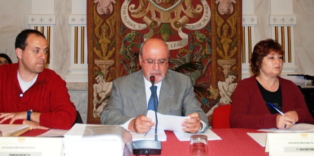 Constitui��o da Mesa da AME, a 29 de abril de 2013, ao centro o Sr. Presidente, Lu�s Capoulas Santos, � sua direita e � sua esquerda em substitui��o da Sra. 2� Secret�ria, Bruno Martins, e Sra. 1� Secret�ria, Helena Costa, respetivamente.