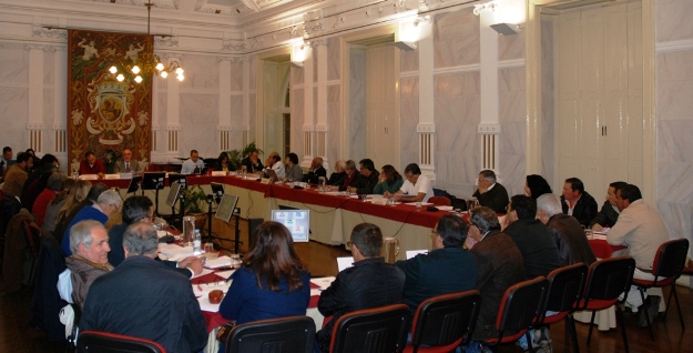Constitui��o da Mesa da AME, a 28 de junho de 2013, ao centro o Sr. Presidente, Lu�s Capoulas Santos, � sua direita e � sua esquerda em substitui��o da Sra. 2� Secret�ria, Bruno Martins, e Sra. 1� Secret�ria, Helena Costa, respetivamente.