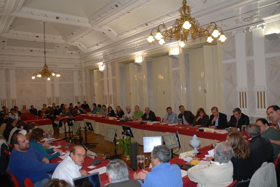 Imagem panor&acirc;mica do plen�rio, reunido a 7 de novembro de 2013, ao fundo o p�blico presente na sess�o da AME.