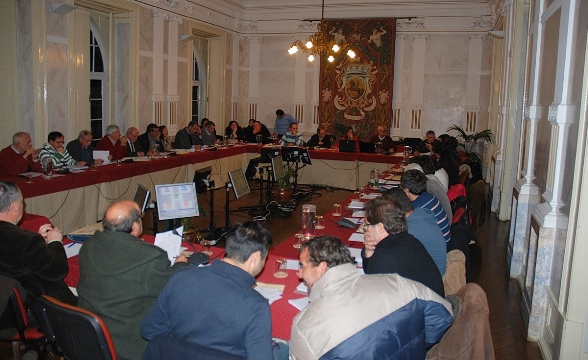Imagem panor&acirc;mica do plen�rio, reunido a 29 de novembro de 2013, ao fundo o p�blico presente na sess�o da AME.