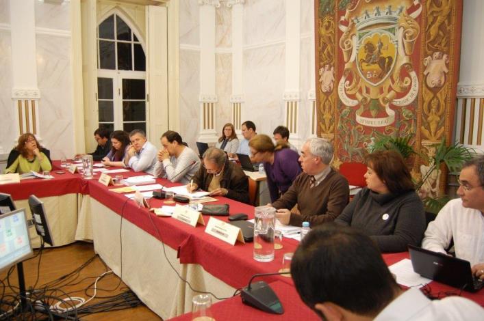Imagem panorâmica da Mesa da AME e da CME, reunida a 28 de abril de 2014.