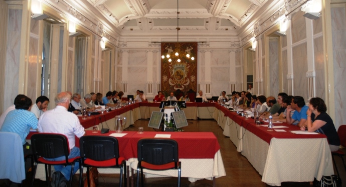Imagem panorâmica do plenário, reunido a 27 de junho de 2014, ao fundo a mesa da AME.