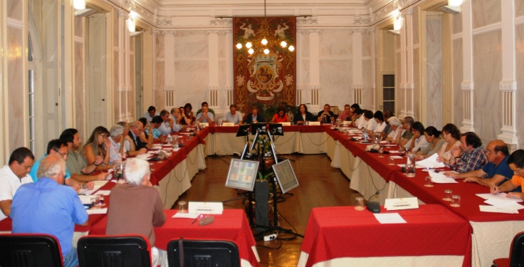 Imagem panorâmica do plenário, reunido a 22 de agosto de 2014, ao fundo a mesa da AME.