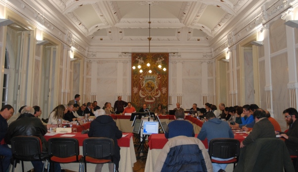 Imagem panor&acirc;mica do plen�rio, reunido a 12 de dezembro de 2014, ao fundo a mesa da AME.