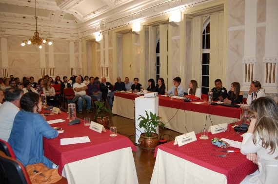 Imagem panorâmica do plenário, reunido a 05 de maio de 2015 (continuação da sessão de 30 de abril), ao fundo a mesa da AME.