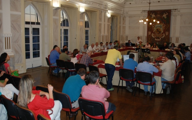 Imagem panorâmica do plenário, reunido a 25 de junho de 2015, ao fundo a mesa da AME