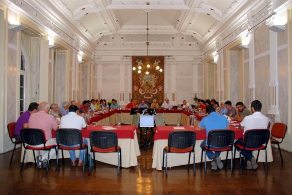 Imagem panorâmica do plenário, reunido a 19 de agosto de 2015, ao fundo a mesa da AME