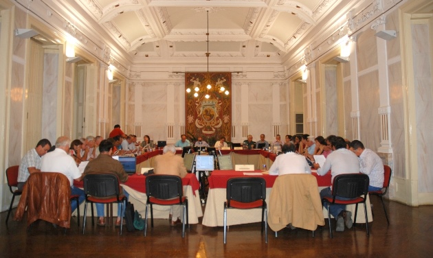 Imagem panorâmica do plenário, reunido a 25 de setembro de 2015, ao fundo a mesa da AME