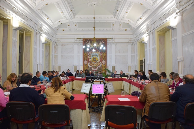 Imagem panorâmica do plenário, reunido a 27 de novembro, ao fundo a mesa da AME